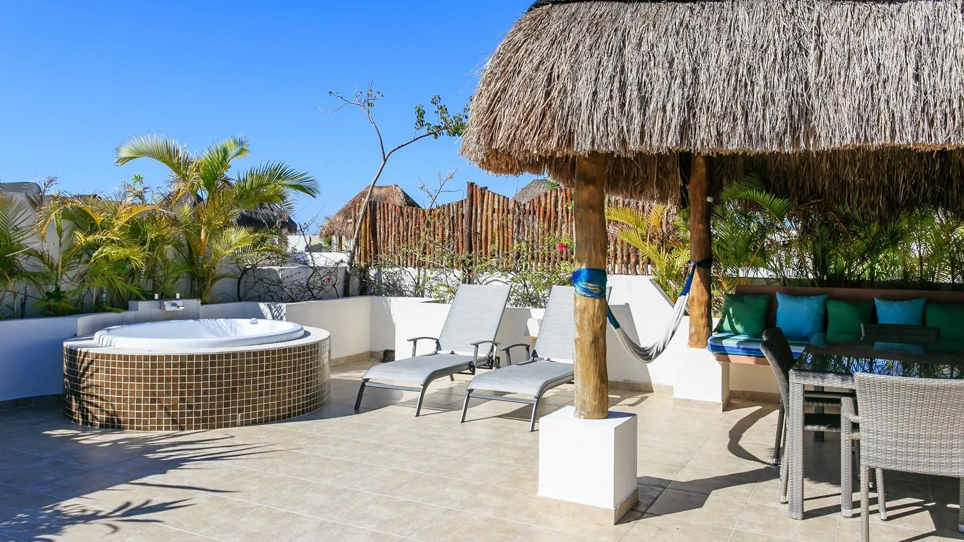 Luzera - Condo With Ample Private Roof & Jacuzzi & Bbq 图卢姆