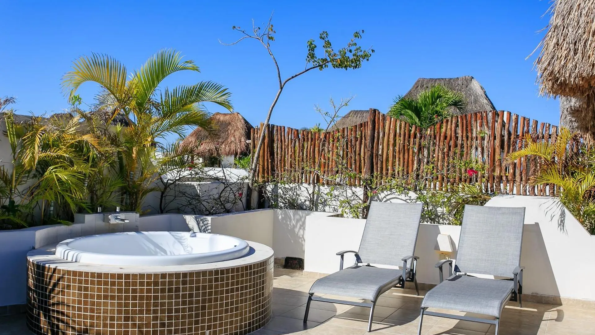 Luzera - Condo With Ample Private Roof & Jacuzzi & Bbq トゥルム